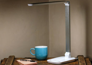 Daylight touch desk lamp