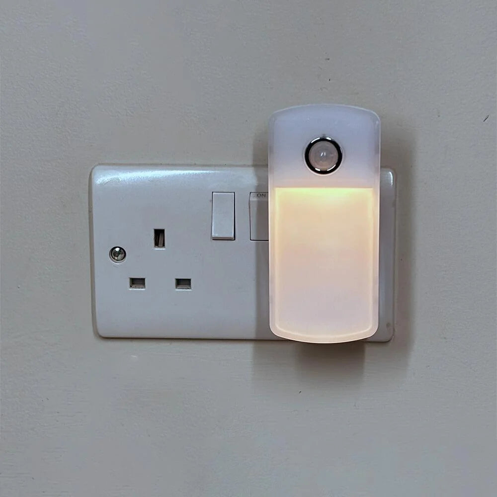 Plug-in sensor light