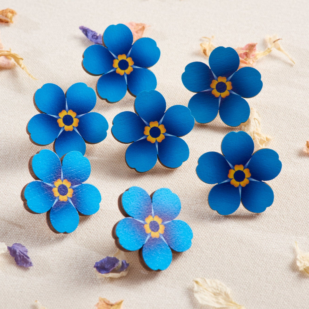 Flower Pin Rolimons Wooden forget-me-not flower pin badge - large - Alzheimer's Society